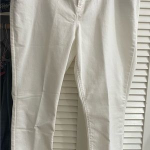 New, Never Worn - Old Navy White Capri Pants, Mid-Rise, Size 18